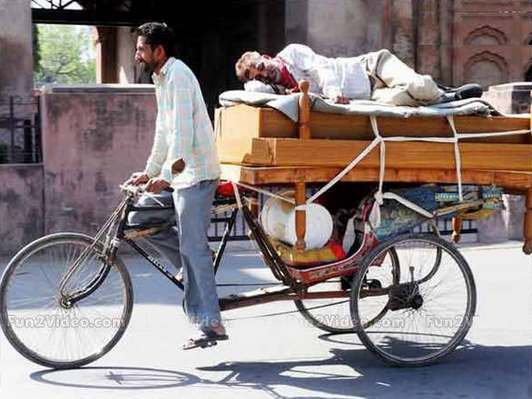 نقل رجل نائم على عربة في الهند
