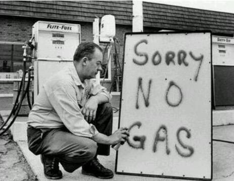 صورة من إحدى المحطات الأمريكية مكتوب عليها “نأسف لا يوجد وقود”