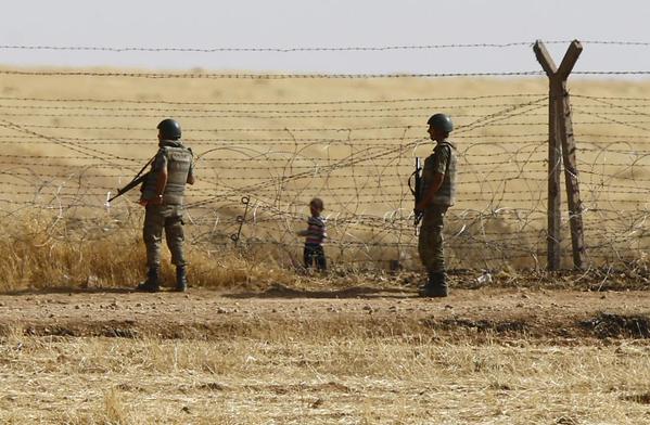 جنديان أتراك يراقبان الحدود السورية التركية
