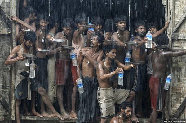 مهاجرون في مخيم مؤقت لهم في بورما يجمعون مياه الامطار.