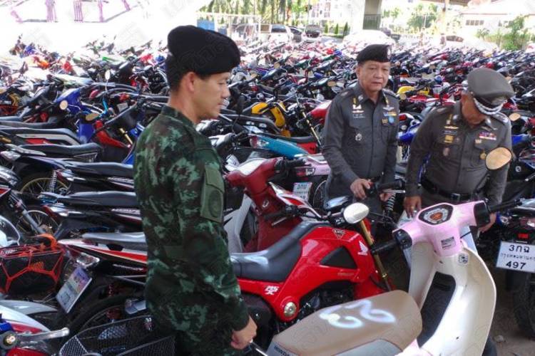 الشرطة تعتقل أكبر من 100 رجل في سباق سيارات في بانكوك