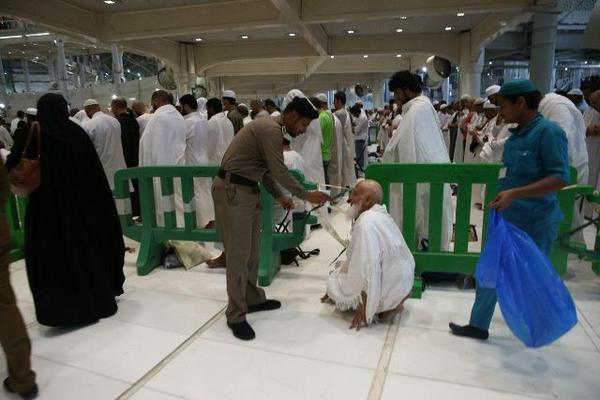 رجال الأمن يقدمون المساعدات لضيوف الرحمن