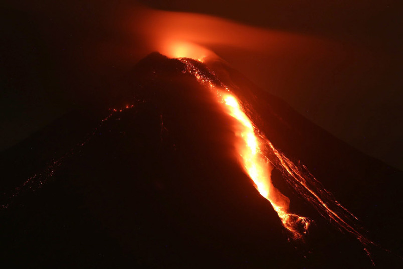 تدفق الحمم البركانية من قمة بركان كوليما