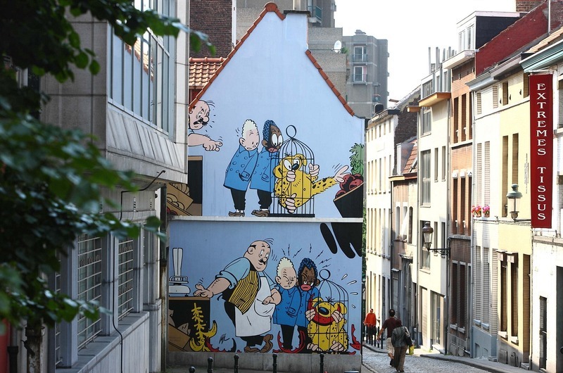 رسومات كرتونية عملاقة على جدران المباني في بروكسل