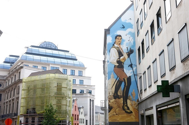 رسومات كوميك قصص مصورة على جدران مباني بلجيكا
