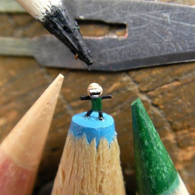 فنان يصنع منحوتات مصغرة على رؤوس أقلام الرصاص