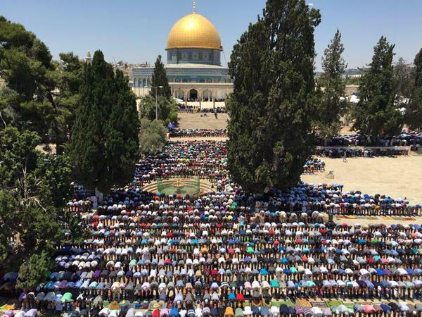  عشرات الآلاف يؤدون صلاة الجمعة في المسجد الأقصى