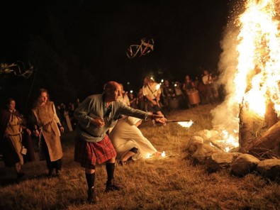 مجموعة من الناس المحتفلين يشاركون في حفل "غراند فوكو" أو "الحريق الكبير"