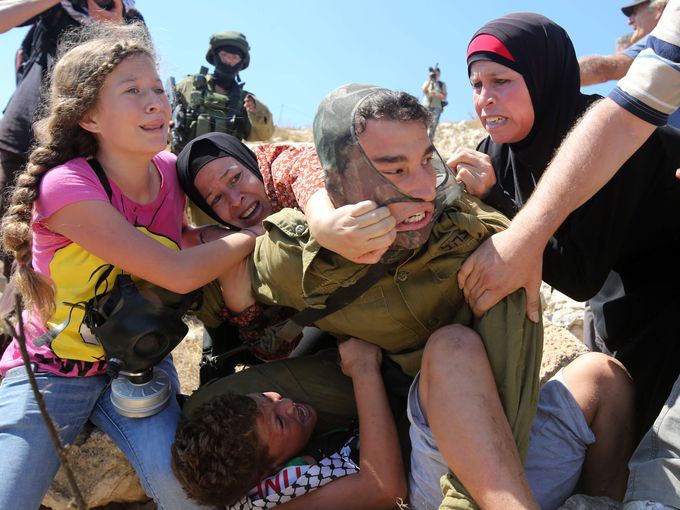 فلسطينيات يضربن جندي