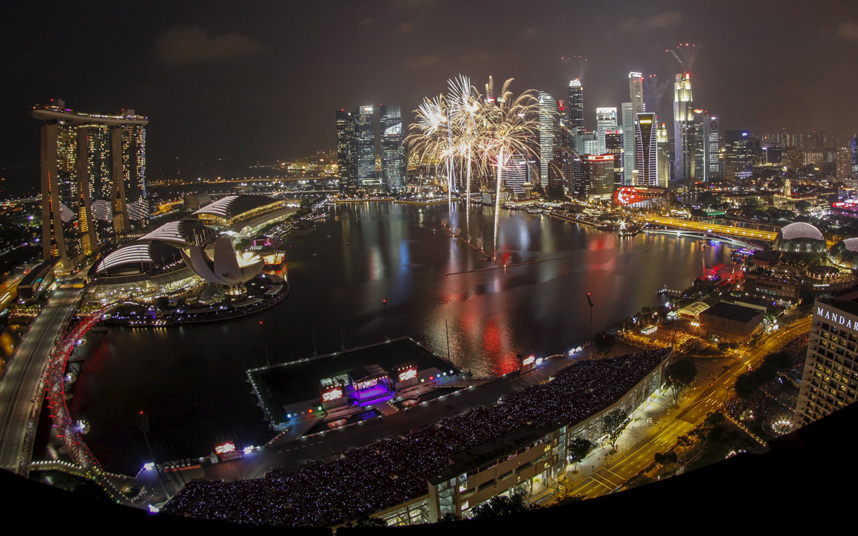  الألعاب النارية تنفجر خلال احتفالات اليوبيل الذهبي لسنغافورة