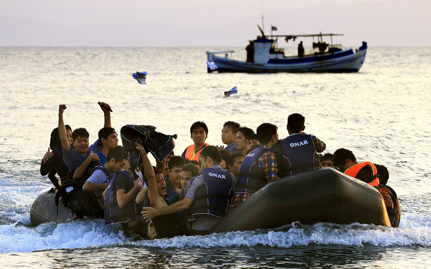 لاجئون سوريون يصلون إلى شاطئ جزيرة كوس اليونانية