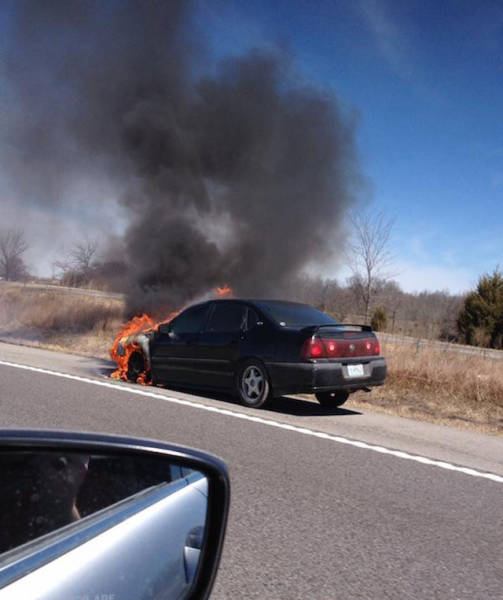 سيارة تحترق