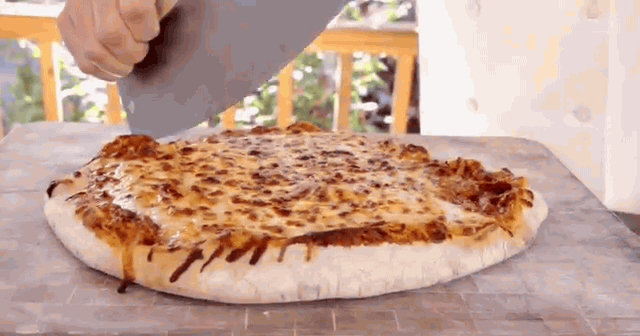 طريقة تقطيع البيتزا