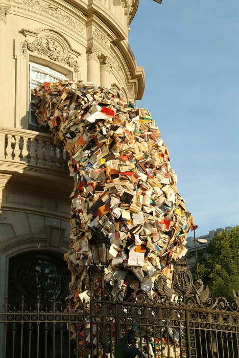 تمثال منحوت من الكتب
