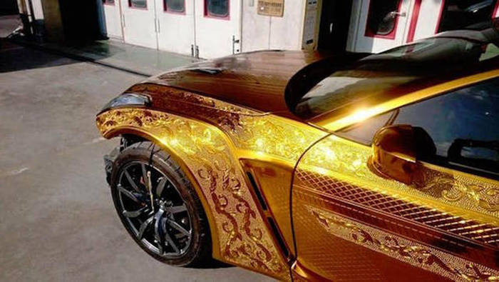 طلاء السيارات الذهبية