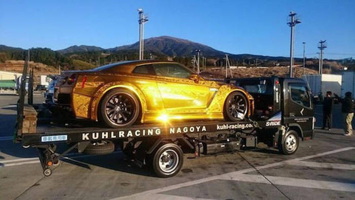 طلاء السيارات الذهبية