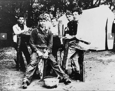 دوايت ايزنهاور، هو وأصدقائه، عمره 17 سنة، الصورة عام 1907م. 