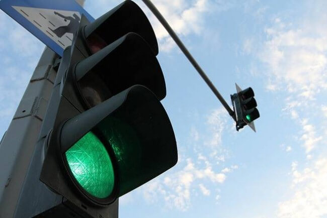 لماذا تستبدل اليابان اللون الأخضر بالأزرق في إشارات المرور