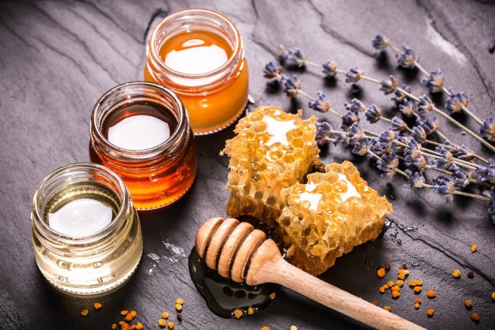العسل أطعمة تجلب السعادة